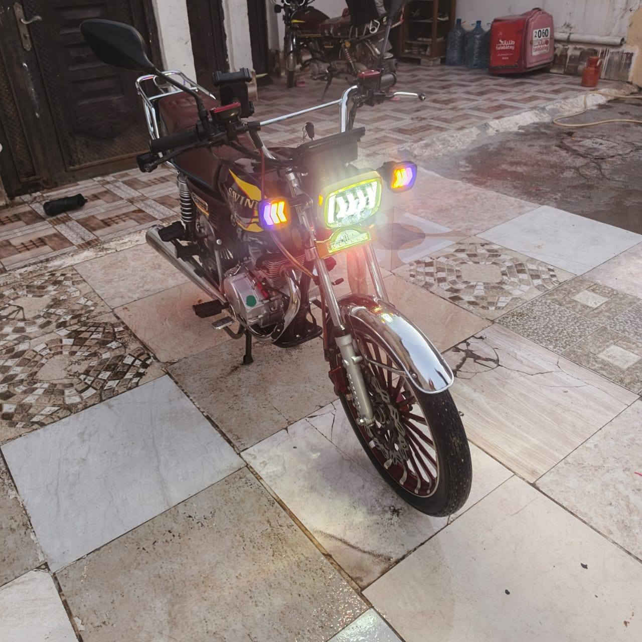 دراجه للبيع 
محرك حجم 200
موديل 2025
دراجه خيررر من الله ماصار شهر واحد من اشتريتها
برغي واحد مامطخوخ بيها تجي وتفحص بنفسك 
السعر ٨٠٠ الف وبي مجال بسيط 
دراجه وياها ٣ سويجات وبصمه 
رقم الهاتف ***********
وياها منفيس ومكاتبه
