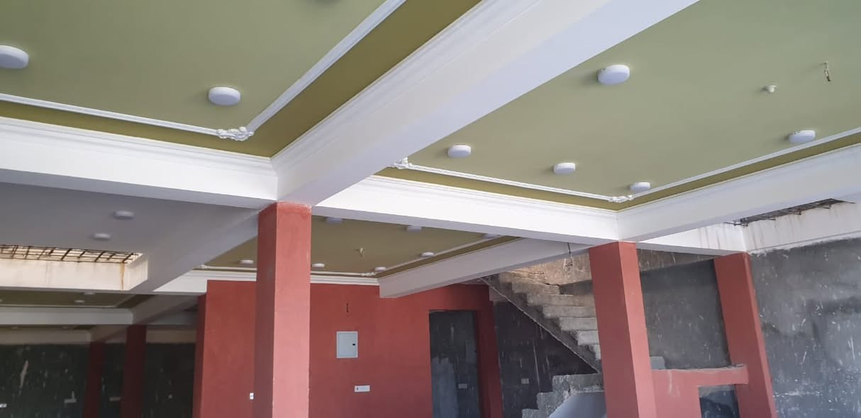 إعلان رقم (812)

تُعلن الظلال العقارية عن عرض بيع
🏗️ عمارة استثمارية مميّزة 🏗️

فرصة عقارية واعدة في موقع استراتيجي، بإنشاء حديث ومواصفات هندسية عالية الجودة، تجمع بين المتانة والتصميم العصري، ومهيّأة للاستثمار أو السكن.

📍 الموقع:
حي التحدي – على الشارع العام الفاصل بين حي التحدي وحي الأساتذة.

📐 المساحة:
200 م².

🏢 تفاصيل ومواصفات البناء:
 • نظام البناء: طابقان بنظام الركائز، منفّذ تحت إشراف هندسي دقيق.
 • الطابق الأرضي: محلان تجاريان (عدد 2).
 • الطوابق العلوية: الطابق الأول والثاني بنظام مفتوح (غير مقطع) يتيح مرونة كاملة في التقسيم.
 • الإنهاءات الداخلية: لبخ الجدران بنظام المساطر (تصفير) بالإسمنت، والسقوف لبخ جص وبورك.

⚡ الخدمات والتجهيزات:
 • الكهرباء: تأسيسات كاملة مع بورد كهرباء مستقل لكل شقة (عدد 4)، وبورد مستقل لكل محل (عدد 2)، إضافة إلى بورد رئيسي.
 • التجهيزات: مغذّيات سبالت، إنارة واجهة، وإنارة داخلية، باستخدام مواد ذات مناشئ رصينة وعالية الجودة.
 • الصرف الصحي: إنجاز كامل لأعمال المجاري الرئيسية (المياه الثقيلة ومياه الأمطار).

🛠️ الواجهة والسطح:
 • الواجهة: تغليف حديث مع شبابيك P.V.C ثقيل وزجاج أسود بسمك 6 ملم.
 • السطح: معالجة بنظام شتايكر مع عازل فلين للحماية من الحرارة والرطوبة.

✨ العمارة جاهزة للاستثمار الفوري، وتُعد خيارًا مثاليًا للراغبين بمشروع مضمون في موقع حيوي.

📞 للاستفسار ولمزيد من المعلومات:
***********
0788 318 9777
0777 869 4144

📍 أو زيارة مقرنا: كربلاء – حي الحسين – شارع المصلحة.  
 رغبت، رسمية مختصرة للوسطاء العقا
