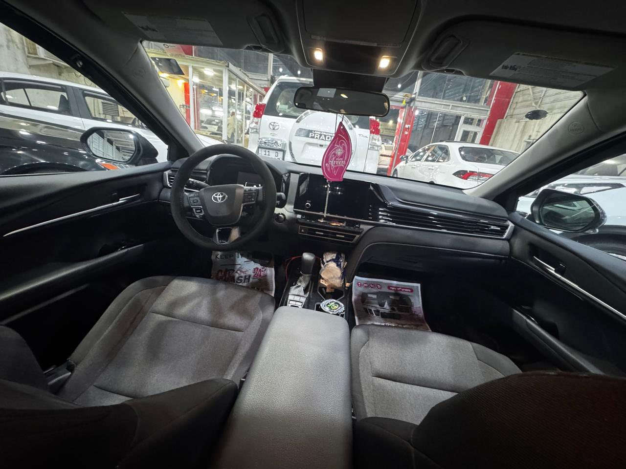 السلام عليكم ورحمة الله من رخصة الادمن كامري موديل هايبرد LE25ماشية حاليا5000كيلو مو ميل السيارة بدون ايرباك  يعني بعده زيرو السيارة بدون صبغ فقط بارد الجاملغ الخلفي ودعامية مصبوغة  الكمرك مدفوع كامل لان دخول جديد السعر 235الله شاهد امكلفتني اكثر من هذا السعر بهواية   هاتف ***********
