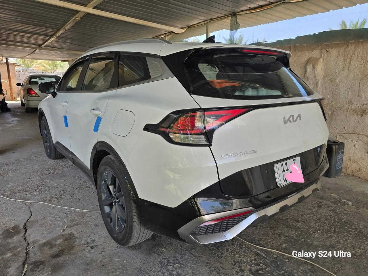 السلام عليكم  اقراء التفاصيل قبل لاتتصل كلشي كاتبه 
سبورتج كاز انجكتر ادبلو سوبر محرك 2000 موديل 2024 وارد كوري كاز بلادي رقم بغداد باسمي انكليزي 
ماشيه 14 كم زيرو حادثها صاعده جزره او حديده وجه الشاصي من جهة الكاع ويم الواقيه مال الطين باللغد همين ضهر الشاصي يم الباتري مابيه شي ولا اللغد بيهن شي فقط يم الدبل اكو تصليح قليل 
السياره أقصى سرعه توصل لل 160 مقفوله من الشركه يرادلها ابو جهاز يفتح القفل 
السياره فول عدى الفتحه كامرات مري شفط من تعلك اشاره جانبيه يتحول الكيج إلى كامره تدفآة وتبريد بالكشنات تقديم وترجيع بالبصمه تشغيل عن بعد فول مواصفات عدى الفتحه دواخل لونين مشمشي وفحمي مابيها نقص فقط قفلة الرون مايصعد اكثر من 3  وتمشي 160 كم أقصى سرعه 
كير ماوس اربع وضعيات قياده كيرها 8 نمر عدى البك شنو ابالك مواصفات بيها واقتصادية جدا التفويله 40 لتر تمشيها حدود 750 كم  بيها الجاملقات جهة السايق بيه صبغ والعكسه مفتوح ومشدود والبنيد بيه طعجتين صغار 
ترايها للبصره محرك صوته ناعم مو خشن  الجناي يعرف قوه محركات الكاز 
سعرها 165 ورقه بدون مراوس بدون مراوس فقط بيع جماعت ال 155 لاتتصل مابيع ب 155 
مكاني بغداد  *********** 
السياره وارد كوري اصل كاز مو تحوير
