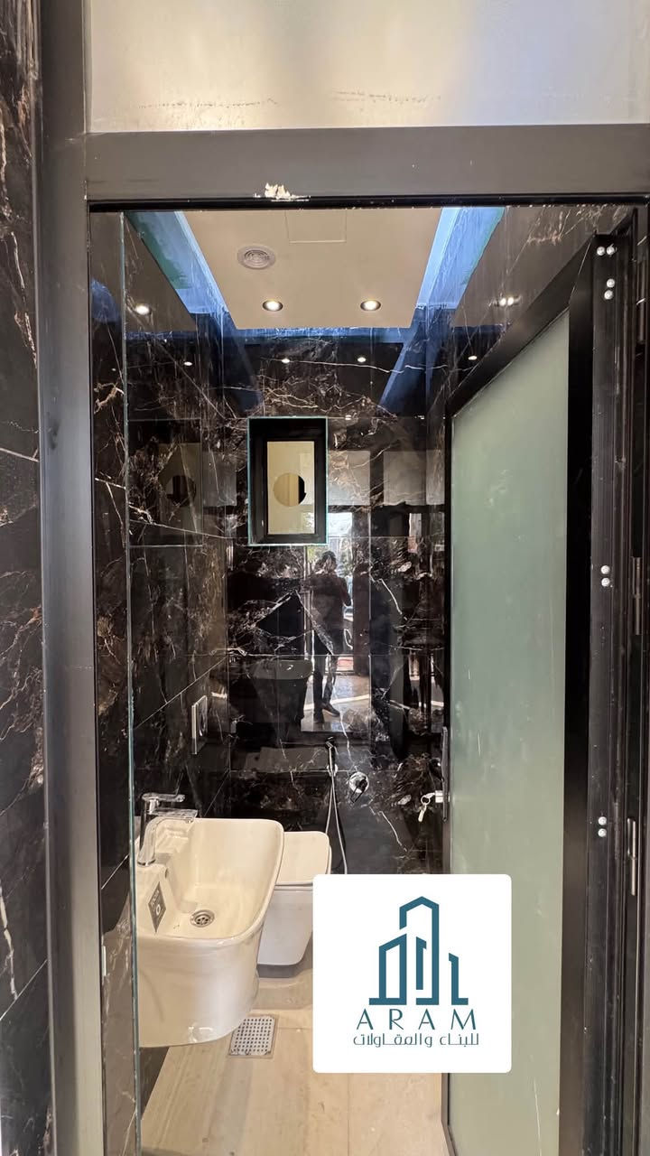 🏢 للإيجار في السيدية | شقق سكنية زيرو – موقع مميز في منطقة الاقتصاديين 🏢
فرصة مميزة للسكن في بناية حديثة (زيرو) تضم 7 شقق بتشطيبات راقية ومواصفات متكاملة.

✨ مواصفات كل شقة:
🔹 غرفتا نوم.
🔹 صالة واسعة.
🔹 مطبخ.
🔹 صحيات مجهزة بالكامل مع كاونترات.
🔹 سبالت (مكيفات) جاهزة.
🔹 بناية مجهزة بمصعد يعمل على مدار 24 ساعة.
📍 الموقع: الاقتصاديين.

💰 أسعار الإيجار:
تبدأ من 800 ألف دينار وتصل إلى 1,250,000 دينار شهريًا، حسب الشقة والمواصفات.

📞 للاستفسار والحجز:
شركة آرام للتطوير العقاري
***********

✨ سارع بالحجز قبل اكتمال الإشغال، فالعدد محدود
