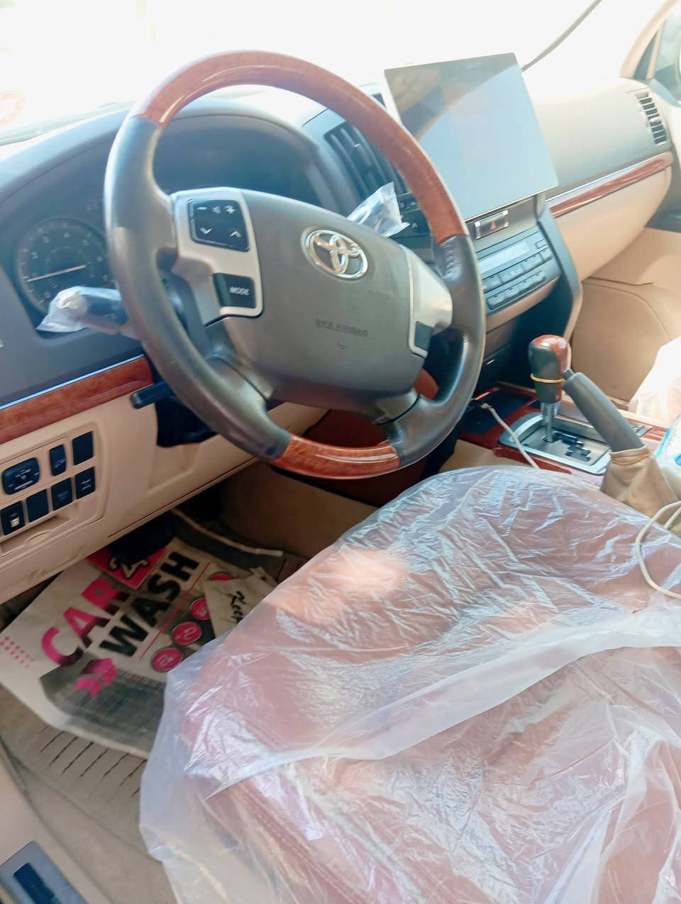سلام عليكم
تويوتا لاندكروز موديل 14 GXR 
مواصفات فول نضيفه سياره بشكل 
فتحه سقف 
كشن كهربائي 
كامره خلفيه 
مري شفط 
رقم بغداد 
محرك 6 سلندر 4000
تبريد 
تشغيل عن بعد 
كير اوتوماتيك 
مال جناي
الاتصال/***********
