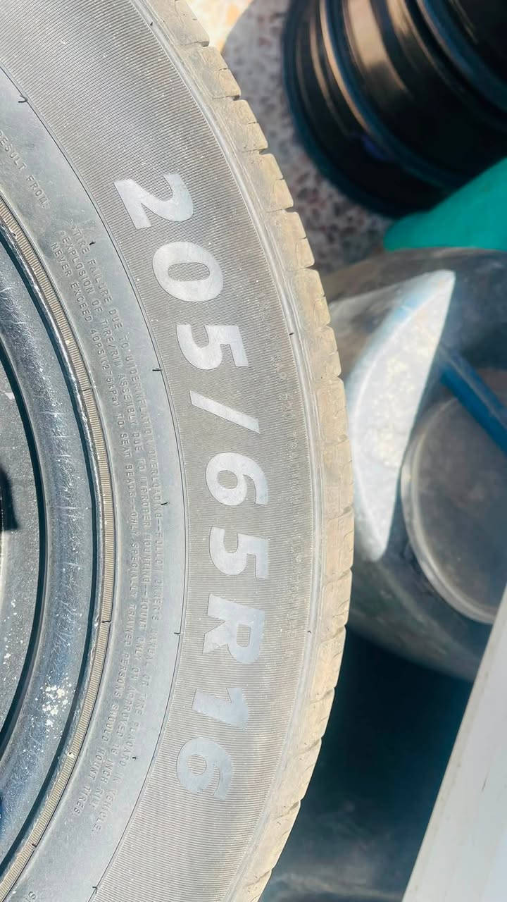 تخم رنكات هناوتايرات جددكلش لحجم 205/65/16عنوان لبصره لقبله سعر300وبيهن مجال ***********
