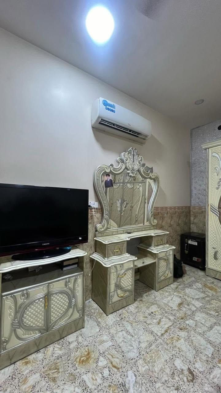 سلام عليكم
غرفة نوم عراقي نضيفة
مكان بغداد البلديات 
السعر 750

الهاتف ***********
