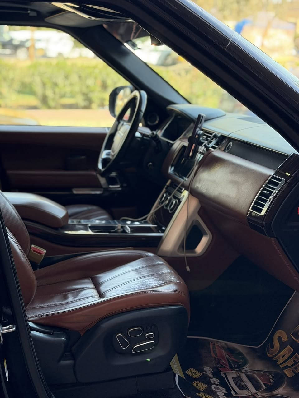 سلام عليكم للبيع 

رانج روفر ڤوچ موديل 2014 السيارة اوتوبايكراف VIP وكالة سردار مكفولة من الحادث والصبغ وتبديل  ماشية 92 مكينة 8 سلندر سوبر جارج السيارة جديدة على وضع الشركة داخل قرميدي اعلى مواصفات بلرانج 

مغلفة ppf كامل سعره ١٥ ورقه  والسيارة ربع متصرف اله 
مكينه كير صدر تبريد كهربائيات كله كفاله وع فحص إدامة كامله للمحرك منظومة بانزين سوبر بلكات دهن كله بشركة
تخم ويل مال ٢٠ وتخم تاير جدد 
رادارات امامية

جنطة كهرباء قطعتين

رادارات مري

مري شفط

تدفئة ستيرن

خزن ميموري كشنات

خزن ميموري ستيرن

بيبان 4 شفط

جكات 

بانوراما

دوسات كهرباء

3 شاشات

5 كامرات 360 

كشنات 4 مساج 

كشنات 4 تدفئة تبريد

سماعات ميرديان 
دخول ذكي  

ومعروفة مواصفات ال VIP  

رقم بغداد  إنكليزي مميز  تحويل مباشر 

سعره مال بيع 285 ورقه سيارة مناسبه وسعره حلو بيه سونار يم بدي جيك مأخذه ب١٥٠ الف لان مغلفه أبيع شرط العقد المروري 

عنوان السيارة بغداد / البياع  

للاستفسار ***********
