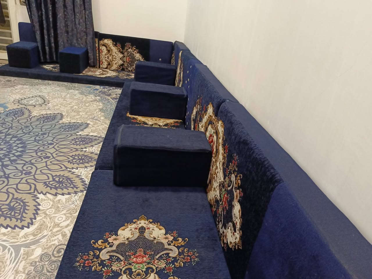 السلام عليكم
دولان جلسه عربيه مرتب لون نيلي للبيع 
يكفي لغرفه 4×3 
للاستفسار: ***********
