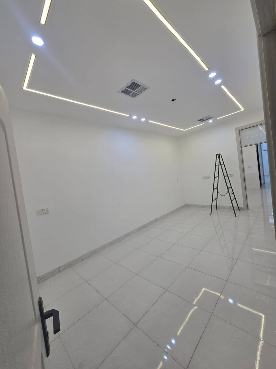 دارللبيع مساحة/187.5/متر بناء صفر طابقين كامل واجه 7.5
عنوان:قادسية الاولى 
نوع العقار:طابو ملك صرف
محتويات الدار:استقبال،هول،مطبخ حار بارد،غرفتين نوم
مواصفات:فول سيراميك،وسقف مغربي ونظام دكت تبريد مركزي
موقع مميز وشارع تبليط ومجاري وماء حلوو 
للاستفسار مراجعة مكتب النورين للعقارات والمقاولات أو الاتصال على الارقام التالية:***********
