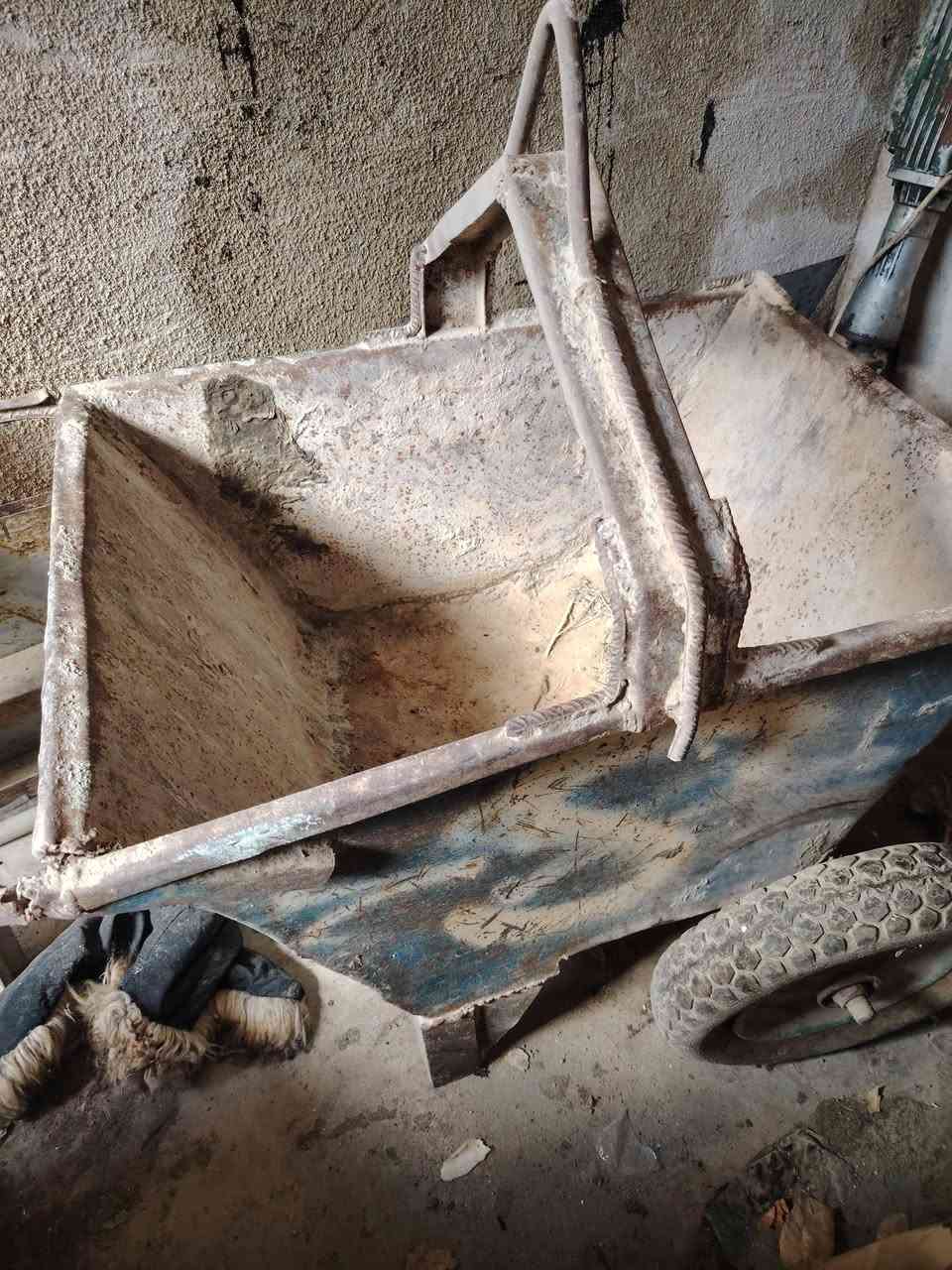 مصعده ايطاليه مضمومه صار سنه الموطور شرط ما ملفوف وياها قفص وعربانتين بس تايراتهن فاشات اسعر 350متواجد خاص او رقم ***********
