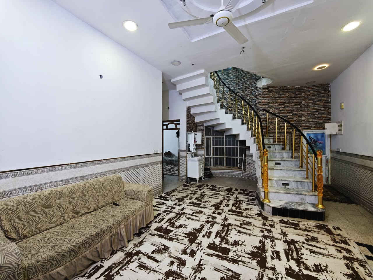 🌟 للبيع: دار فخمة بموقع استراتيجي - حي الصحفيين 🌟
فرصة ذهبية للسكن الراقي في المربع الأول، بيت بمواصفات حديثة وبناء متين (صب كونكريت).
📍 الموقع: منطقة الصحفيين - المربع الأول.
📐 المساحة: 200 متر مربع.
🏗️ حالة البناء: طابقين (بناء حديث ونظيف جداً).
🧱 تفاصيل الطوابق (تقسيم ملكي):
✨ الطابق الأول (بناء 2020):
🛋️ استقبال ضيوف فخم.
📺 صالة عائلية واسعة.
🛌 غرفتين نوم مريحة.
🍳 مطبخ (نظام حار/بارد) لعشاق الترتيب.
🚿 مجموعة صحيات متكاملة.
✨ الطابق الثاني (بناء 2024 - جديد):
🛌 4 غرف نوم واسعة (مثالي للعوائل الكبيرة).
🛋️ صالة إضافية.
🚿 مجموعة صحيات.
💰 السعر والمعلومات:
السعر: 300 مليون دينار عراقي (قابل للتفاوض للجادين 🤝).
📞 للتواصل والاستفسار المباشر:
📱 اتصال: *********** ☎️
🤳 واتساب متوفر للإجابة على أسئلتكم.
#عقارات_العراق #ميسان #العمارة #بيوت_للبيع #عقارات_ميسان #بيع_وشراء_عقارات #حي_الغدير #حي_الصحفيين #فرصة_عقارية #دليل_عقارات_العمارة
