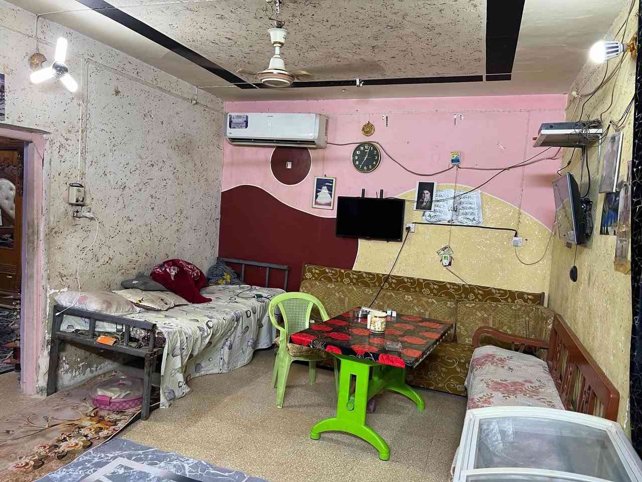 سلام عليكم بيت للبيع طابو صرف المساحه ٢٠٠ غرفتين نوم ستقبال صاله مطبخ العنوان حي العسكري شارع ستين حي الصدر الثالث السعر ١١٠ رقم الهاتف ***********
