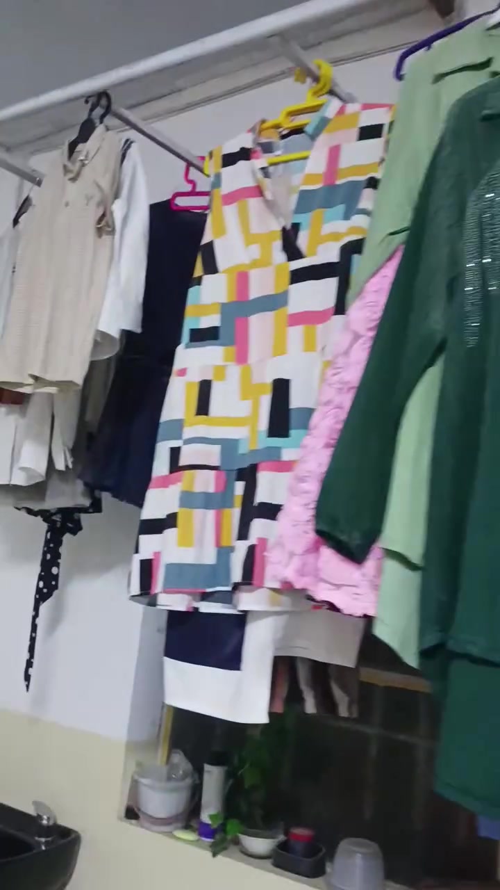 السلام عليكم 
غراض ملابس درجه اولى 
ومكياج واحذيه  كلهن درجه اولى  بيع شلع قلع او تردون مفرد نبيع  
مكاني بابل حله حي العسكري شارع 30
رقمي  ***********
