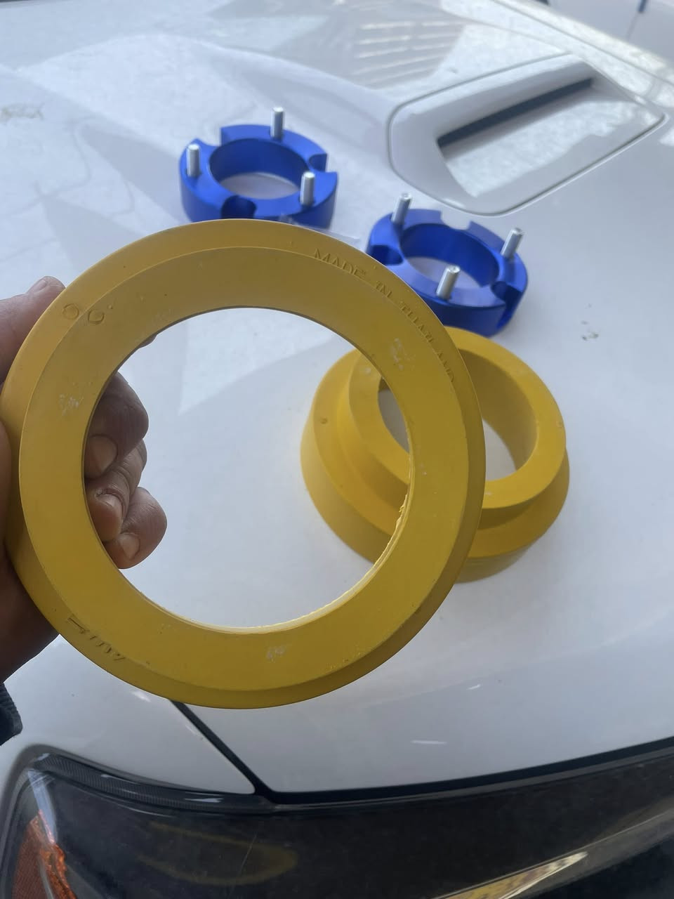 السلام عليكم  
💎على بركة الله توفر ترفيعه امامي + خلفي  ( ٣سم ،  ١،٢٥ انج )  
🔴🔴هذا القياس يكون جداً مناسب ولايأثر على منظومة التعليق للسيارة ويعطي شكل معتدل من الامام والخلف للسيارة بدون اي تأثير ولاحاجه للميزانية ولا لقص الدعامية 🔴🔴     
👍نوعية جيدة جداً وقالب مضبوط ١٠٠٪؜ لسيارات 
فورنر ، fj cruiser ، برادو   ، فورتشنر 
💎 الامامي يكون فافون مقوى يتحمل جميع ضروف القيادة والخلفي يكون ربر مقوى 
💎ضمان لا يدوس ولاينكسر 
السعر ١٣٥  الف  دينار للتخم  ( ٤ قطع)   
🛠️يتوفر التركيب ايضاً 
🚛 يتوفر توصيل الى جميع انحاء العراق 
☎️ للحجز والاستفسار مراسلة الصفحة 
او الاتصال على الرقم ***********
