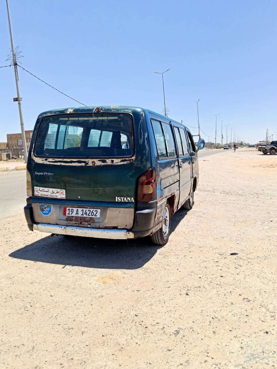 سلام عليكم ستانا للبيع موديل 96 سنويه لل 28 محوره 13 نفر يعني ضايف اله كشن  مكينه صار 4 تيام طالع من التجفيت ***********
