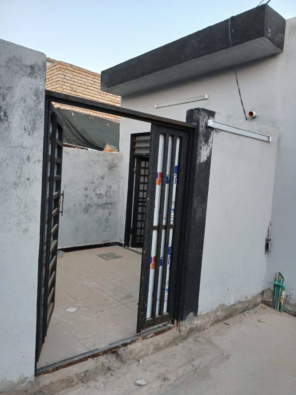 سلام عليكم 
بيت للبيع 
مساحه 70متر 
بشارع المطار 
شارع علكم 
سعره 23وبي مجال 
*********** وتساب أو خط
