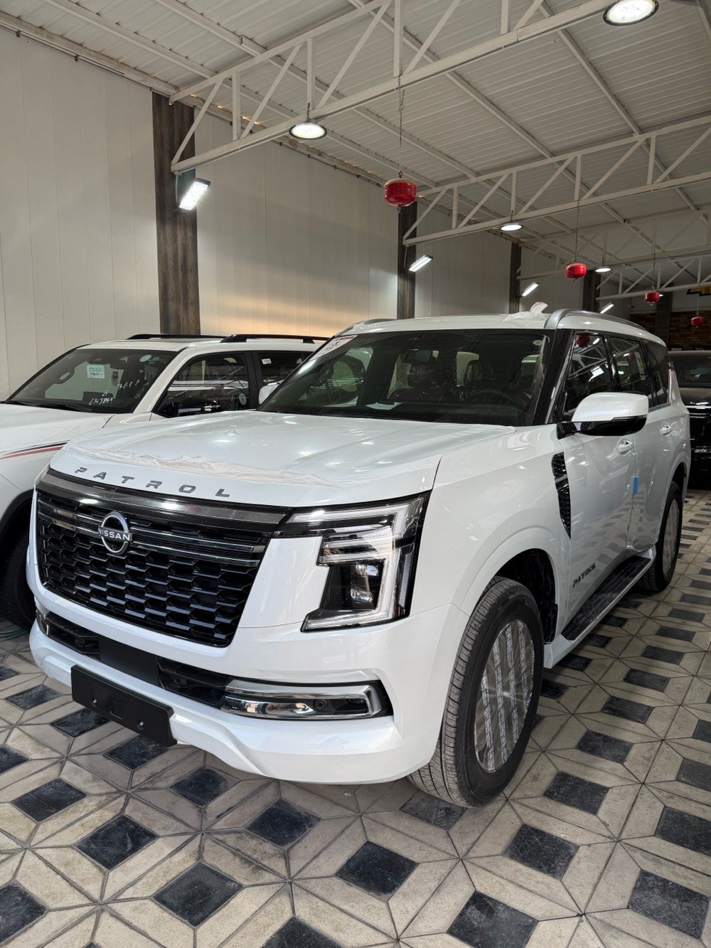 بلاتينيوم ابيض 2026 رقم بغداد بانوراما رادار تحديد مسار قيادة ذاتية نقطة عمياء داتا شو عرض على الزجاج كراسي مساج وكهرباء وتدفئة وتبريد وذاكرة محرك 6 سلندر تنفس طبيعي داخل احمر فور ويل و5 كامرات وشاشة كبيرة متصلة وشاشات خلفية وجنطه كهرباء والكراسي الاخيرة كهرباء 