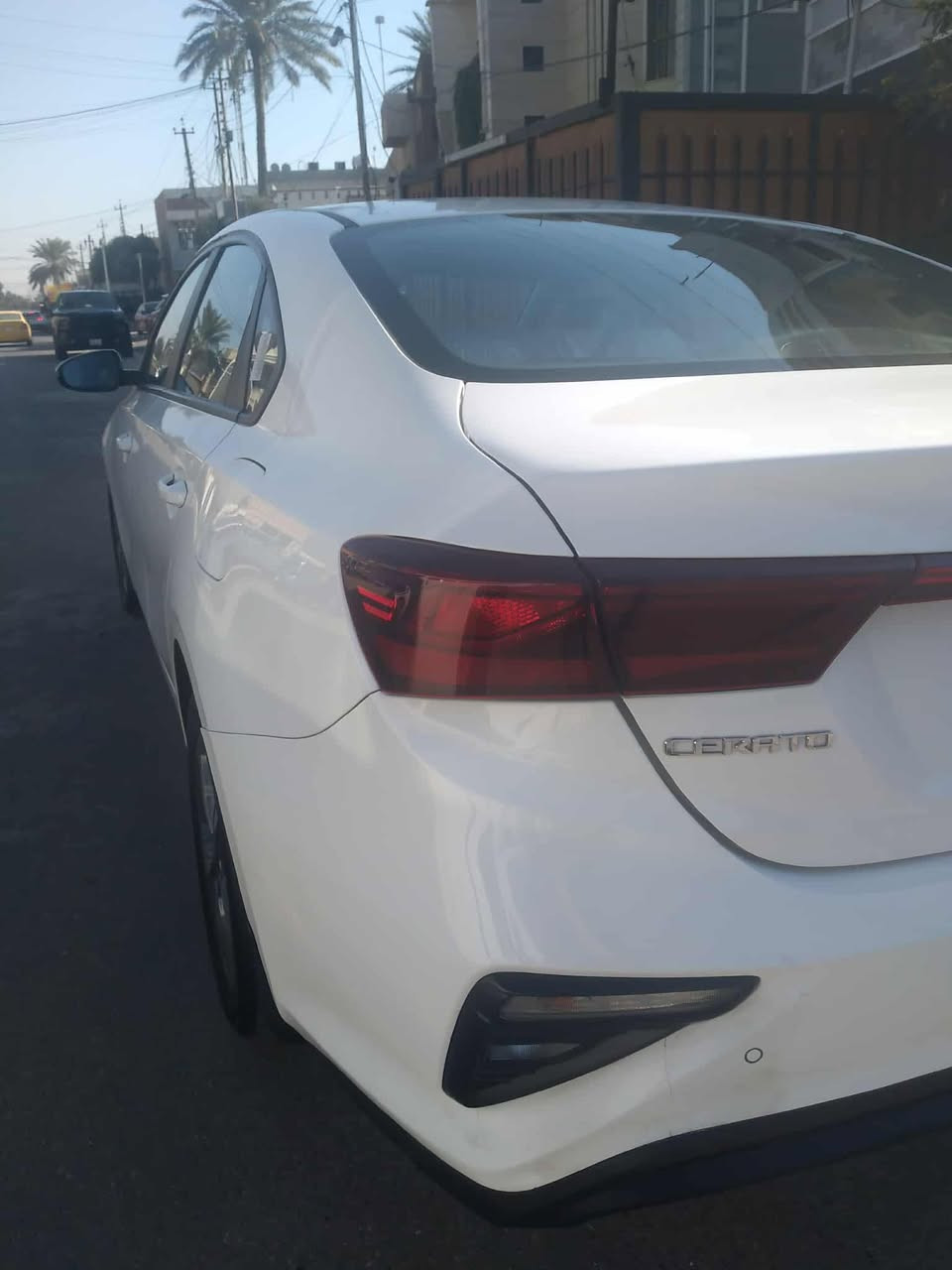 السلام عليكم.                                        للبيع سيراتو خليجي موديل 21 رقم بغداد الجديد بسمي 
ماشيه 65 الف مواصفات السياره مري شفط 5 ويل كب حساس خلفي 
السياره مغلفه كاعيه وكشنات جلد سبير منازل تخم تاير جديد 
السياره بيه بارد شبر بالباب الخلف السايق وشخط بلباب الامامي عكس السايق فقط 
العنوان بغداد الصليخ 
اتصال 📞 ***********
