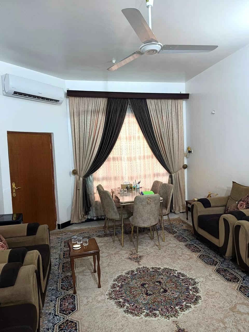 بيت للبيع 
⭕مطلوب مبادره - 80 - مليون ⭕
📍الموقع :ام الخيل الثالثه قرب شارع 20
📏المساحه 200م
طابقين 🏘️
♦️الاول ...
🔸استقبال 
🔸صاله
🔸مطبخ 
🔸صيحات داخليه وخارجيه 
🔸2- غرف نوم 
♦️الثاني ...
🔸2-غرف نوم 
🔸صاله
⤵️لتفاصيل اكثر التواصل على
 الصفحة او الاتصال على : 
***********
***********
أو زيارتنا في موقعنا 
📍  الديوانية ام الخيل السايدين  قرب مجمع الحسناوي
