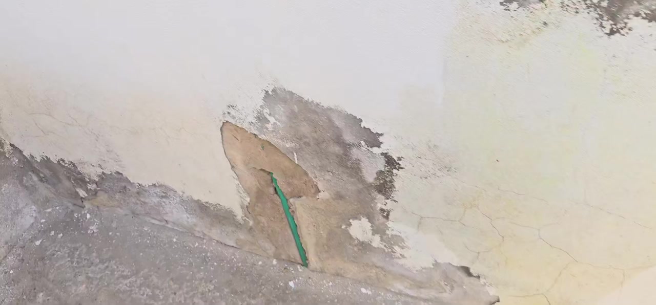 السلام عليكم بيت  للايجار مساحه 100 متر بالعماري بالقرب من المدارس ***********
