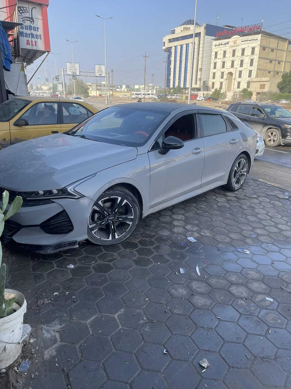 سلام عليكم اخوان سياره كي فايف مديل ۲۳ لون سمنتي مميز بدون فتحه رقم بصره معوقين راعه بلبصره
سياره ورد امريكي ماشيه 85
فول موصفات جتي كشن احمر 
ضربته جاملق وحدادا تبدل بنيد وجاملق 
بيه ملاحضات بسيطه 
سعره ب ١٦٠ بيع مستعجل 
اخوان سياره ع يدي مرتاحه كله بانزين محسن
دهن اصلي استفسار ع خاص ***********
