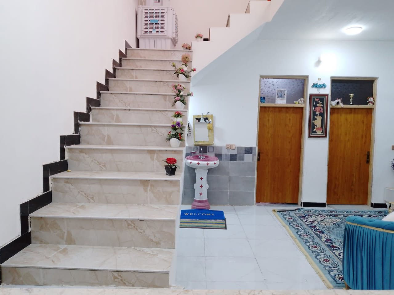 سلام عليكم دار مساحه 200 متر بحواس شارع جبار الكهربائي موقع ممتاز .يتكون من غرفتين ومطبخ حار وبارد واستقبال وبيتونه كبيره ترهم مخزن وكراج يتسع سياره الدار طابق واحد بيت بناء ممتاز *********** حافظ الخالدي
