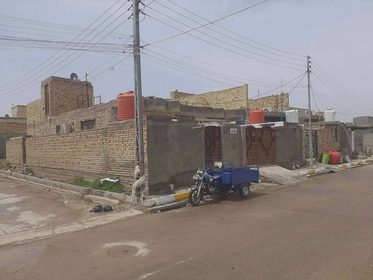 السلام عليكم بيت طابو البيع مساحه 300 
ركن شارعين مامطلوب لا اسكان ولا اي سلفه بيه 3 غرف 5 في 4 وصاله 11 في 4 ومطبخ 4 في 4 وستقبال 9 في 3 ونص الستقبال معزول عن البيت وبيه غرفتين بطابق ثاني حد شبابيج
عنوان البيت طريق زوار يم بيت سيد كاظم الفياض ***********
