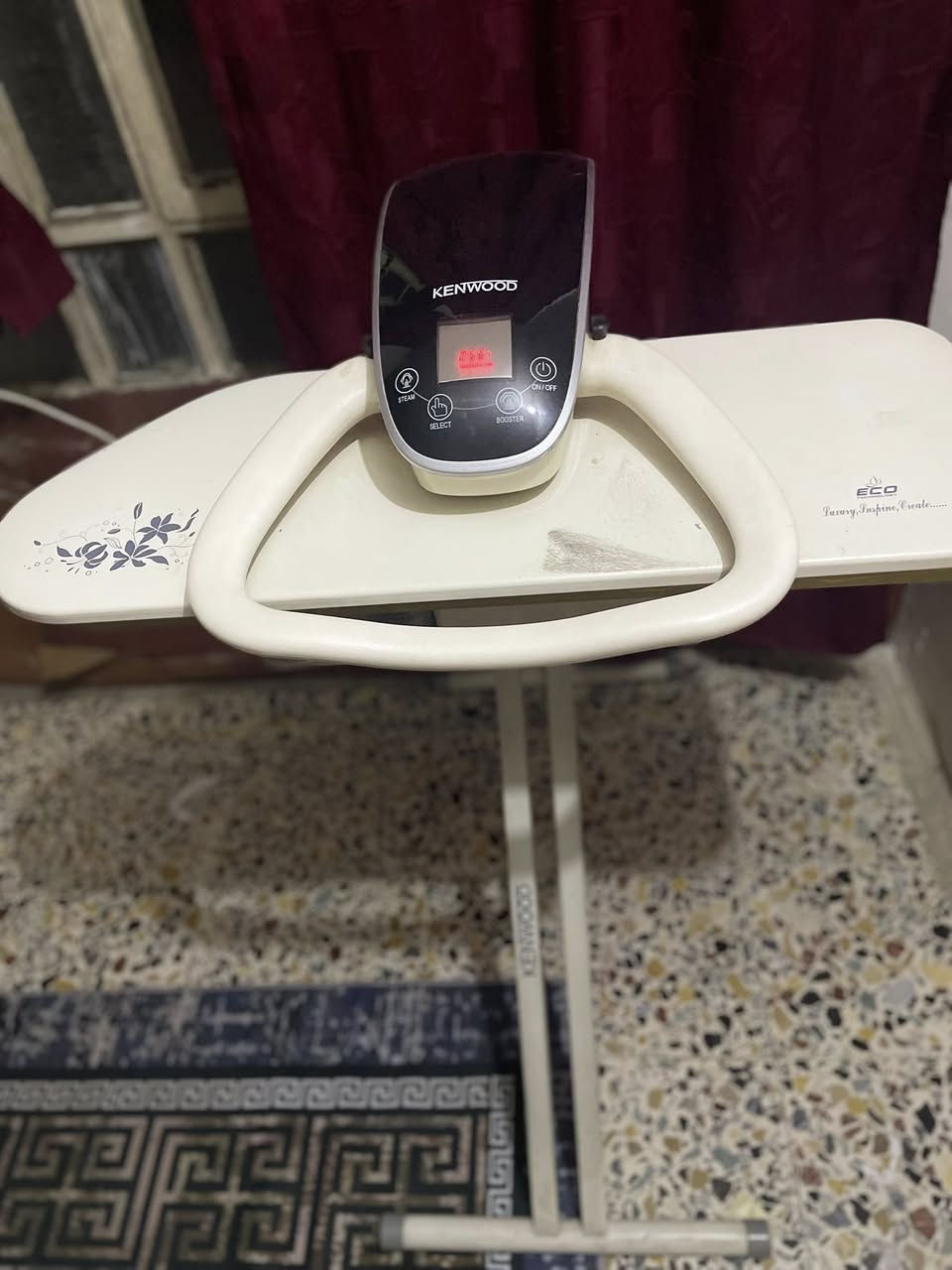 للبيع مكواة بخار من نوع Kenwood، وتحديداً نظام كيّ يجمع بين المكواة وطاولة الكي. 
العلامة التجارية: كينوود (Kenwood). 
الميزات: تحتوي على وظيفة "ECO" لتوفير الطاقة. 
الطاقة: تعتمد على قوة كهربائية عالية لأداء سريع، تتراوح في طرازات كينوود المشابهة بين 2200 واط و 2600 واط. 
تصميم: تأتي مع قاعدة ضغط وميزات مثل منع التنقيط وإزالة الترسبات الكلسية.


**إذا كنت صاحب هذا الإعلان وتريد حذفه لأي سبب، رجاءا أرسل رسالة إلى الدعم الفني**