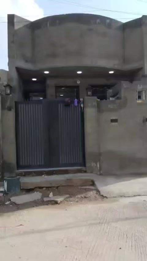 مشتمل مساحة 105 زين القوس شارع الكفاح ثاني قطعة ع الشارع الرئيسي بناء حديث طابق واحد يباع نقد او ع مبادرة ***********
