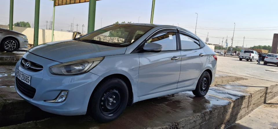 السلام عليكم
هيونداي اكسنت موديل 2015 
محرك 1400 
ماشية 228 الف
السيارة مسويلها ادامة ونضيفة  بيها رشات صبغ اني ابيلعك مصبوغة حزام 
مكان السيارة ديوانية
سعرها 77 وبيها مجال حق الجية
***********
