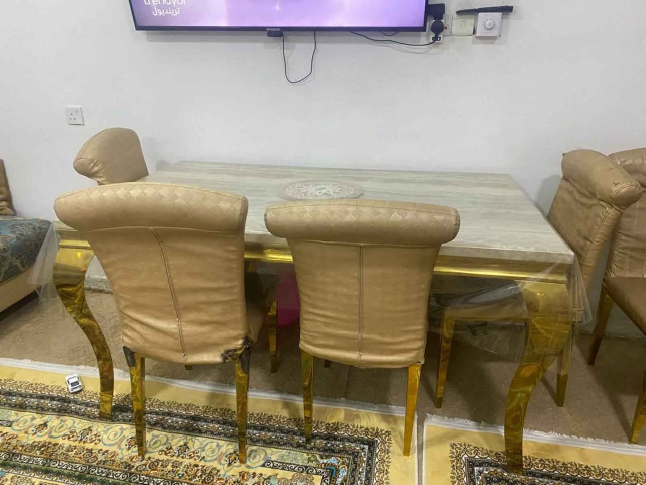 #ميز طعام ٦كراسي مرمر ثقيل
 بيه ضرر بل كراسي موضح
 بغداد الدوره ال ١٢٠
 سعر الميز ٢٢٥ الف وبيه مجال 
*********** بغداد, العراق
