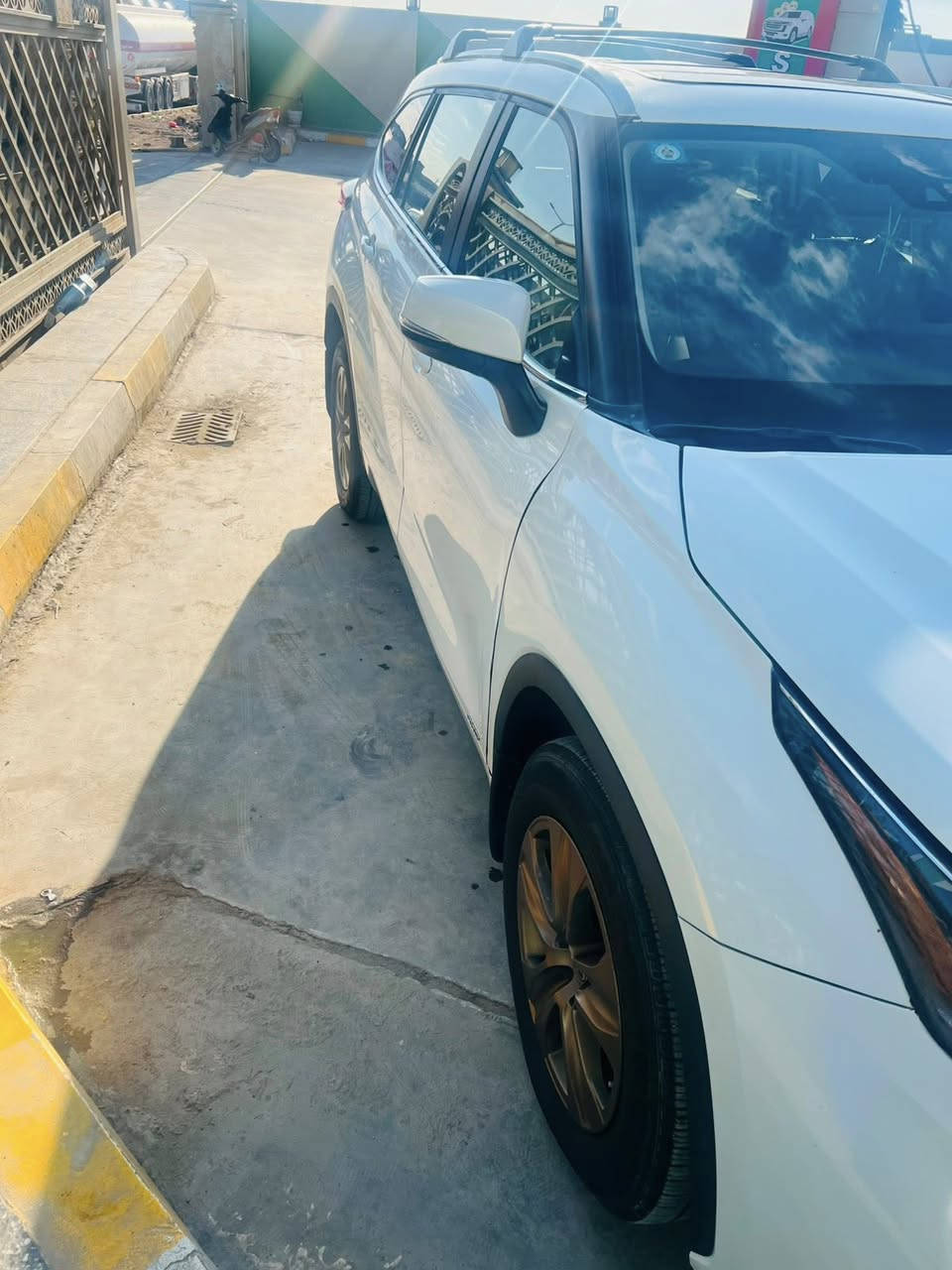 Highlander 2023 hybrid (XLE Bronze)
Xle تجي مواصفاتها اعلا من 
شاشه كبيره
كار بلاي 
شاحن وايرليس
انارة ترحيب بالدوسات
لون ابيض
داخل جلد رصاصي
كشنات كهرباء
كشنات تدفئه
7 مقاعد
مقاعدvip
بردات خلفيه
جنطه كهرباء وتفتح بالرجل
سلايد
مرايات قلاب
كشن خزن
دوسات ليد
دبل كامرة خلفية
الايت لد
مانع تصادم ورادار جانبي
مكينه ٤ هايبرد2500
السياره حادث بسيط 
شواصي وكهربائيات كلها سليمه بلادي
سياره نظيفه حيل وبدون مصرف
موقع السياره الانبار فلوجة او بغداد العامرية
رقم بغداد باسمي سعر مناسب
للتواصل ***********
