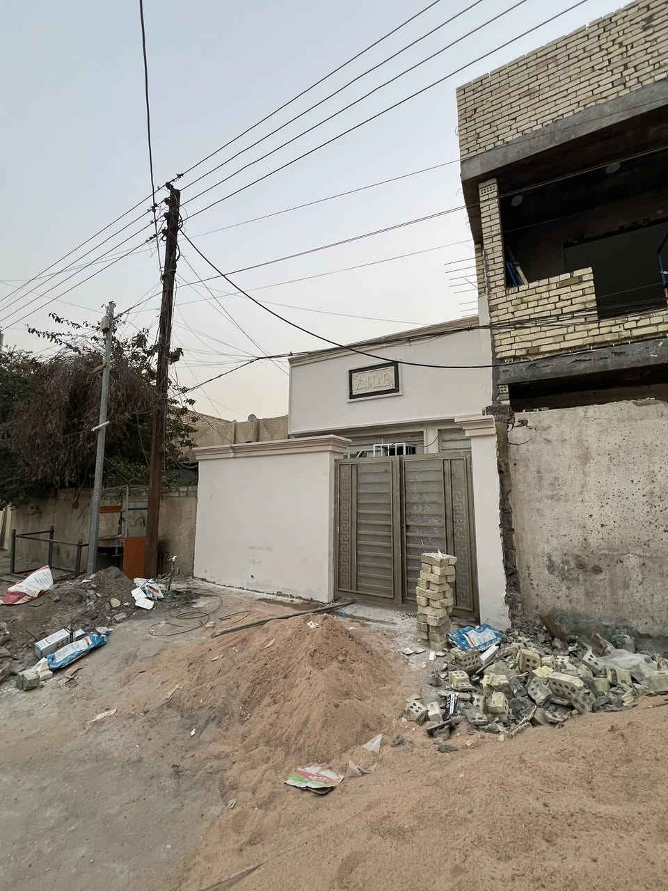 ✅مشتمل للبيع

✅المساحه 100

✅طابو ملك صرف 

✅يتكون مدخلين استقبال مطبخ حولي منور صحيات عدد 2 

✅غرفه نوم      🏡ملاحظه حالياً قيد الإنشاء ✨

✅طابق الثاني غرف نوم مع سطح

موقع 
📍بغداد /ابودشير  خلف شارع الصيرفة 

الإحسان للعقارات ابودشير 
الاستفسار 
☎️***********
