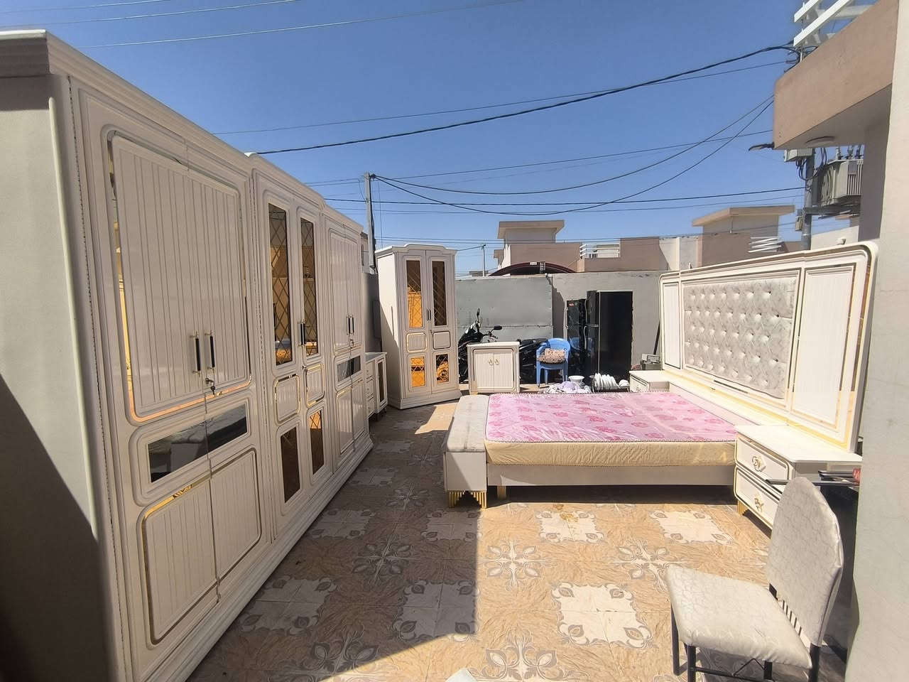 سلام عليكم غرفه اخشاب نجاره عراقيه
نجرته قبل سنه كلفتني 3350 
غرفه كامل ومابيه اي عيب 
وياها حته دوشكه 
الاستسفار ***********
