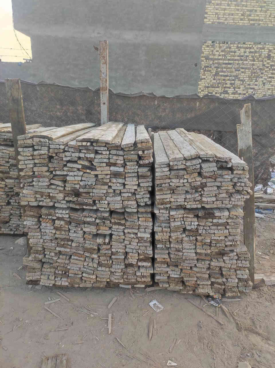 السلام عليكم قالب خشب للبيع روسي تارس نظيف حيل العدد ١٨ مكعب العنوان بابل المركز رقم  ***********
