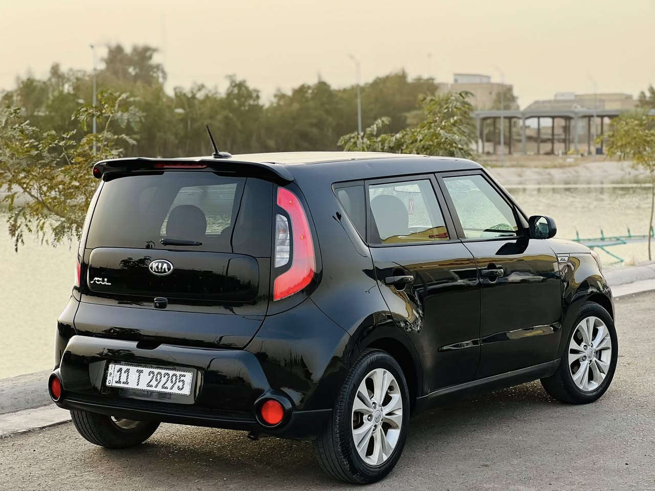 كيا صول 2016 رقم بغداد بسمي سعرها 117 وبيه مجال صور الحادث مرفقه مع الصور حادثه جدآ بسيط صبغ جاملغ وباب فقط فقط سيارة نظيفه مكينته 2000 المرغوب /داخل اسود شاشة وسط / كامرة خلفية دوارة / حساسات خلفية / تحكمات استيرن جهتين / تبريد ثلج / 3 وضعيات للقيادة سيارة جاهزة من كل النواحي مكاني بغداد *********** خاص مغلق الشراي يتصل
