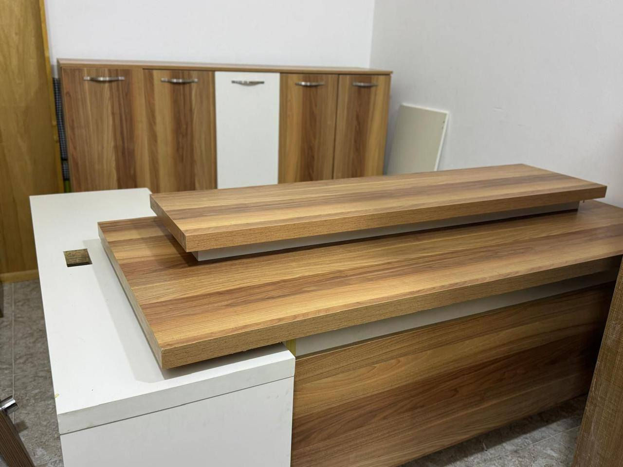 ميز مكتب مع ملحق القياس مترين دوار تجي بلصفحه ثانيه بلازمه ويا ملحق خانات ٥ خانات نفس ماموضح السعر ٧٥٠ 
***********
