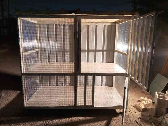 سلام عليكم اني حداد على باب الله افصل قفاصه هذا فصلته وراعيه ختلف عليه أهله ما رادو سبب المكان حجمه الرتفاع مترين ولواجه مترين ونزال متر  و10سانتيم الحديد مغلون ولسيم صيني كبس حراري مغلون ما يزنجر القفص طابقين كل طابق وبابه الكاعيه المنيوم فافون القفص متحرك بي تايرات انت تسوقه وين ما يعجبك ودي السكف سندويج سعره 700 وبي مجال للشراي مكاني بغداد الحريه رقم الهاتف *********** يوجد توصيل داخل الكرخ
