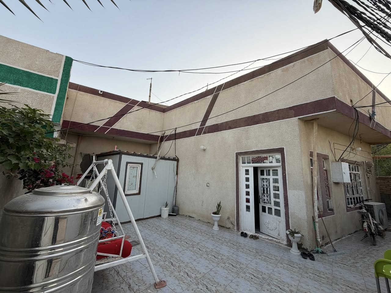 السلام عليكم بيت. مساحه 250 متر  بناء جديد طابوك اربع غرف نوم  موقعه السواده الشارع الجديد يبعد عن الشارع 250 متر عل شارعين  يبعد عن مقام الحر كيلوين خدمات كامله ينباع هو واثاثه السعر 130 وبي مجال بسيط الاستفسار ***********
***********
