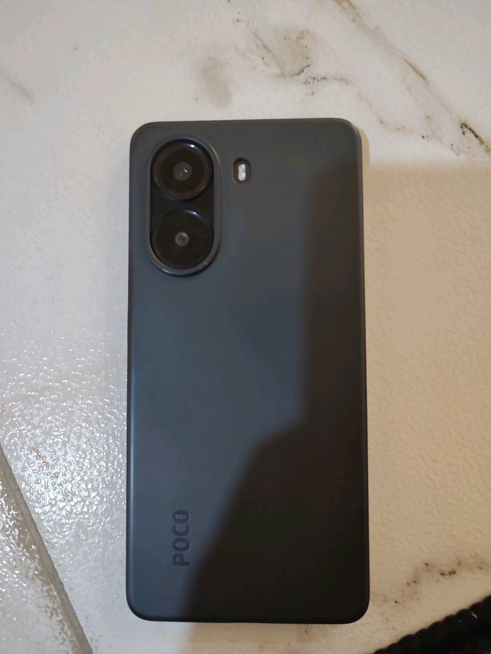 هاتف Poco بحالة ممتازة للبيع. استخدام خفيف مع واجهة نظيفة وخلفية بحماية ممتازة. الكاميرات تعمل بشكل رائع وتصميم أنيق مع أداء متميز. مناسب لكل احتياجاتك اليومية من اتصالات وإنترنت وتصوير.