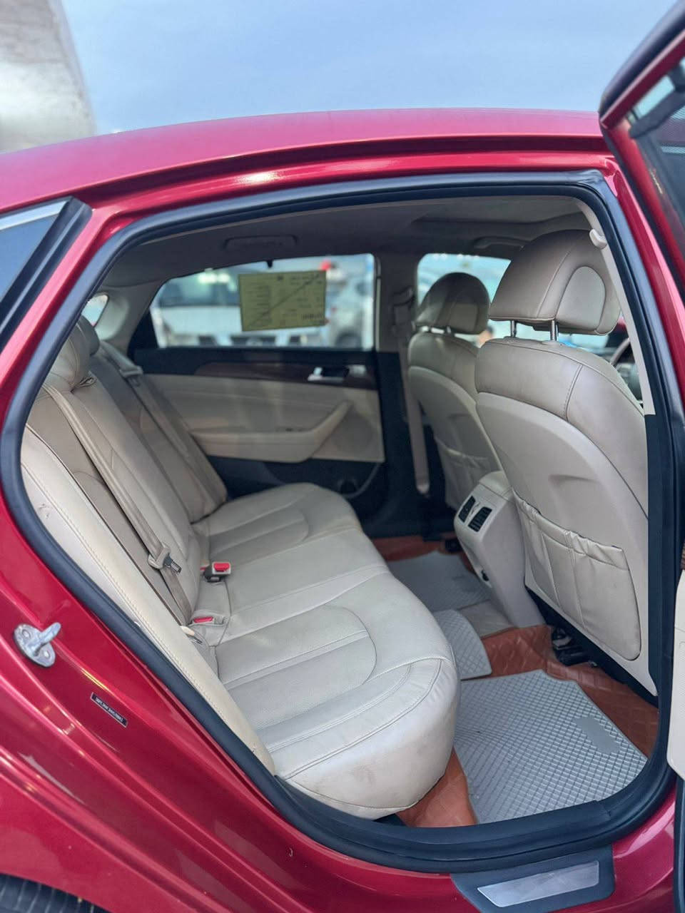 سلام عليكم سوناتا 2017 كفاله عامه
هونداي سوناتا 2017 وارد أمريكي فول مواصفات: واحد ع واحد

فتحه سقف 

تحكم استيرن 

- *المحرك*: 2.4 لتر، 4 أسطوانات، 185 حصان GDI 

- *ناقل الحركة*: أوتوماتيكي 6 سرعات

- *المواصفات الداخلية*:

- مقاعد جلدية

- نظام صوتي infiniti

- شاشة لمس 8 إنش

- نظام ملاحة

- كاميرا خلفية

- نظام فرامل ABS

- وسائد هوائية

- تدفئة وتبريد المقاعد

- نظام تحكم في السرعة

- نظام دخول ذكي

- نظام تشغيل عن بعد

- *المواصفات الخارجية*:

- جنوط ألومنيوم 18 إنش

- إضاءة LED

- مرايا جانبية كهربائية

- نظام ركن السيارة

- مكاني ميسان مركز 

السعر 120 

*********** متوفر واتس
