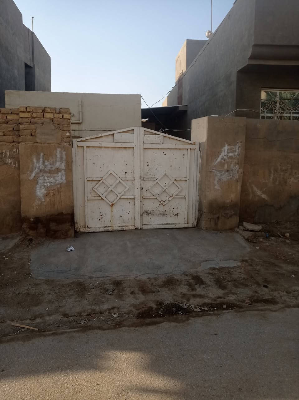 متاح بيت للبيع ومشتمل
الموقع الحمزه الغربي حي الزهراء  متكون من غرفتين وصاله واستقبال وحمام وصحيات داخليه
ومطبخ 
نوع الطابو صرف 
البناء طابوك وصب كونكريت

والمشتمل يحتوي على غرفه واستقبال ومطبخ وصحيات خارجيه 
سعره البيت والمشتمل 160 وبي مجال للشراي
الرقم الاستفسار ***********او خاص متواجد
