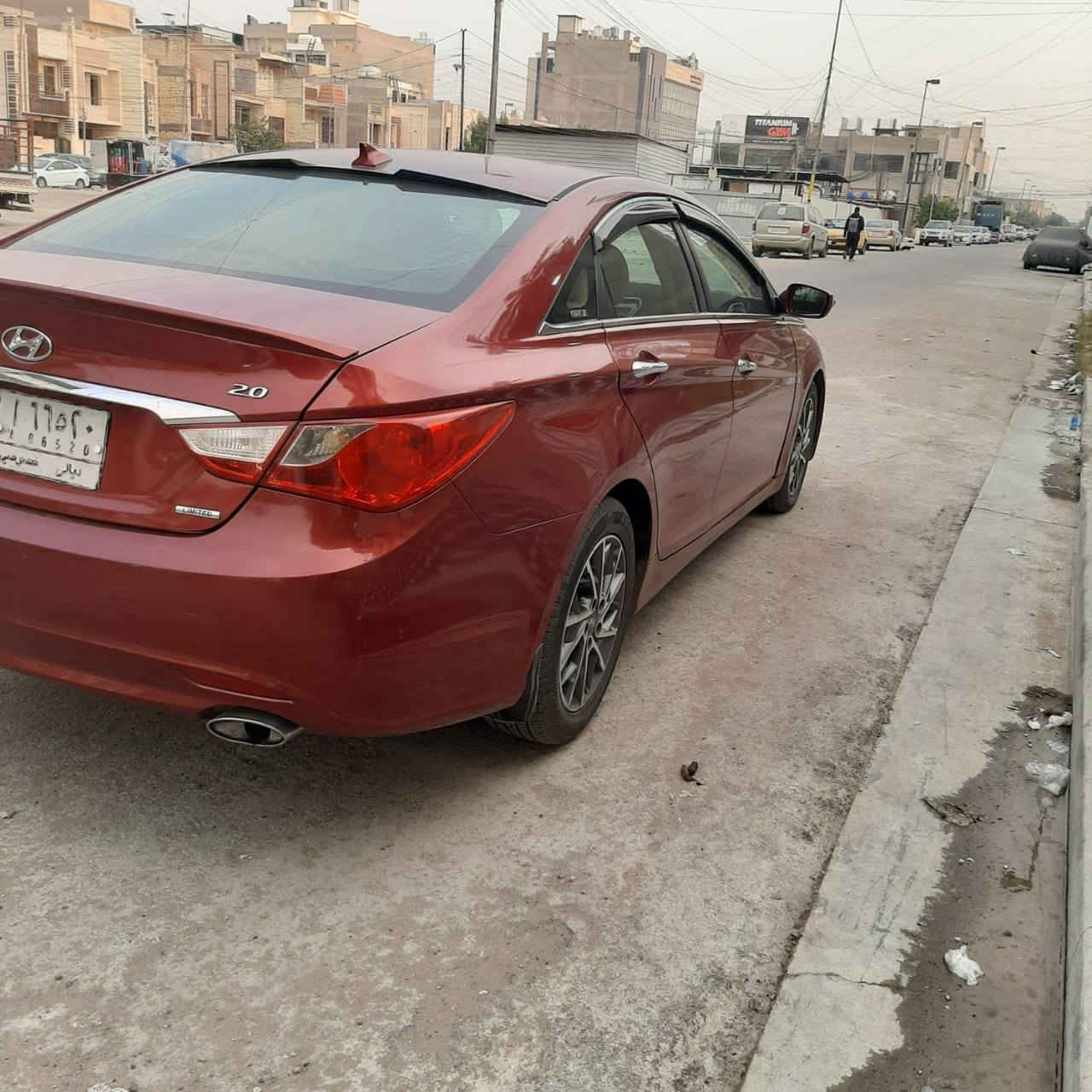 هونداي سوناتا موديل 2013 وارد امريكي  رقم ديالى ظررها بنيد مبدل بدون دواخل باقي  السياره ليبل واحد وصار بيها صبغ وكلير مكانات اقل من الحزام بدون فتح او تبديل السياره لمتد فول مواصفات 1/1 بصمه وسلايد تبريد قطعتين كشنات جلد والسائق كهرباء تحكمات وشفتات استيرن وبعد بيها مواصفات المحرك والكير كفاله عامه تبريد ثلج غرفتها جديده مكانها بغداد الكريعات السعر 98 ورقه للاتصال *********** او ***********
