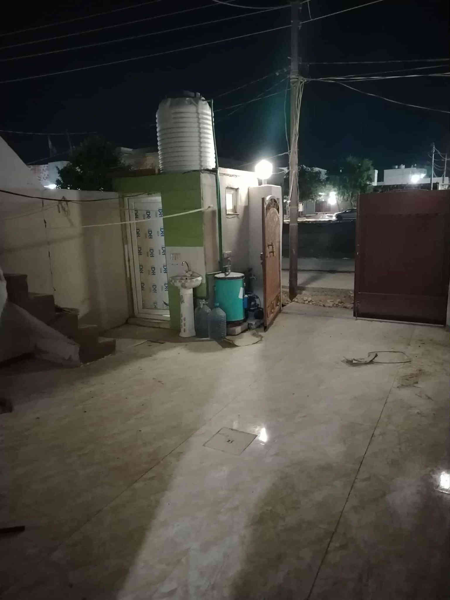 لام عليكم بيت في بختياري شاؤع البانزين خانه
كدام البيت تبليط مساحه 100متر بيت جديد بناء سعر17وبي مجال سفسار كتر الرقم***********
