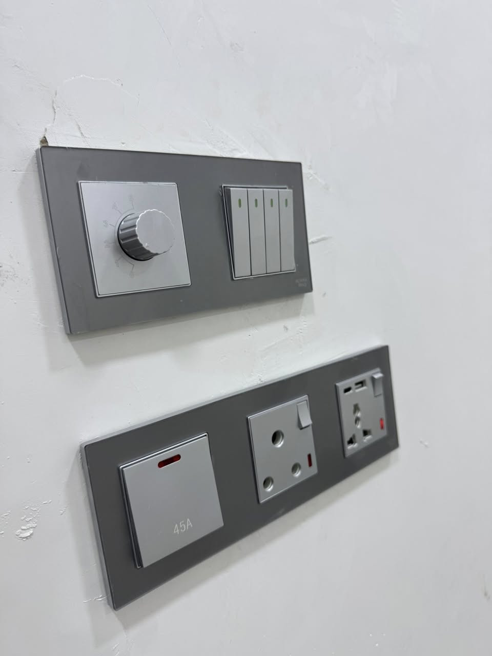 🥀 اللهم صل على محمد وآل محمد 🥀

احبابنا ومتابعينا الطيبين دائما مجموعة سمارت برو SmartPro تحب تشارك شغلها وياكم ، لان ثقتنة بدعمكم النة جدا عالية …. مانوصيكم بعد بمشاركة المنشور ورزقنا ورزقكم على رب العباد 🤲🏻🤲🏻❤️… 

💥 تم ببركة الله وبحمده اكمال تشطيب منزل بمساحة (175 متر) .

 ✅ حيث تم استخدام :

 ⚡️سويجات نوع المتصل ماركة (الماس العراق ).
⚡️ قواطع ماركة (شنايدر & الماس العراق) .
⚡️ انارة ماركة AZEL. 
⚡️ قواطع ايرثلكج نوعية جينرال اليكترك .

بأدارة : المهندس علي الياسري .
*********** :📞
