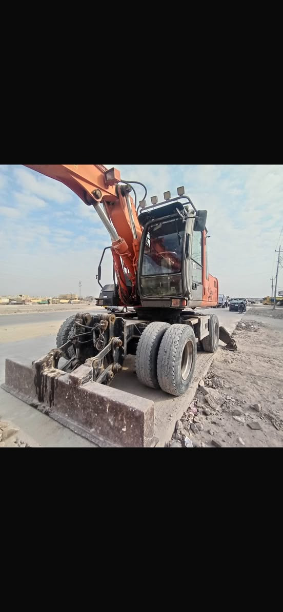 حفار تاير هيتاشي حجم 160 جاهز اي نقص مابيه المكان الناصريه رقم اربيل السعر 325 الاستفسار
 0781 698 7545‬
