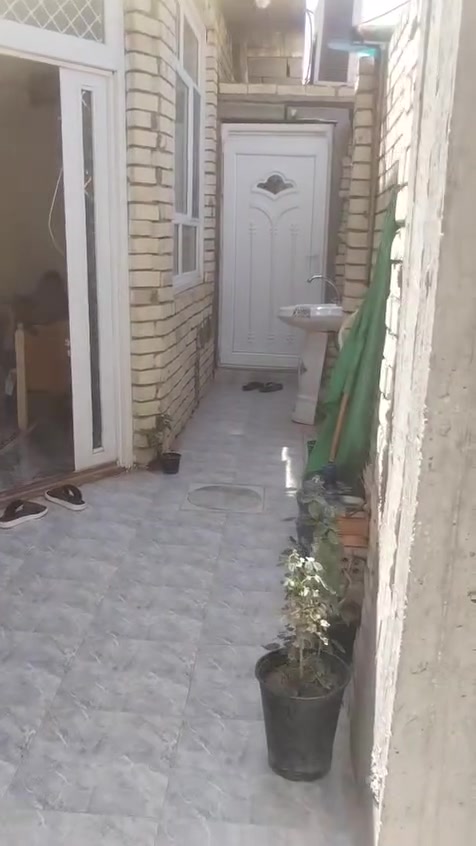 سلام عليكم بيت 🏠 100 متر مربع 10 ×10 العنوان كربلاء الحر الصغير شارع ماركت السلطان البناء طابوك شغل فول وجديد البيت يحتوي صحيات خارجيه صحيات داخليه استقبال مطبخ صاله غرفه نوم  الاستفسار ***********
عرض الشارع 8 متر 
كامل الخدمات

