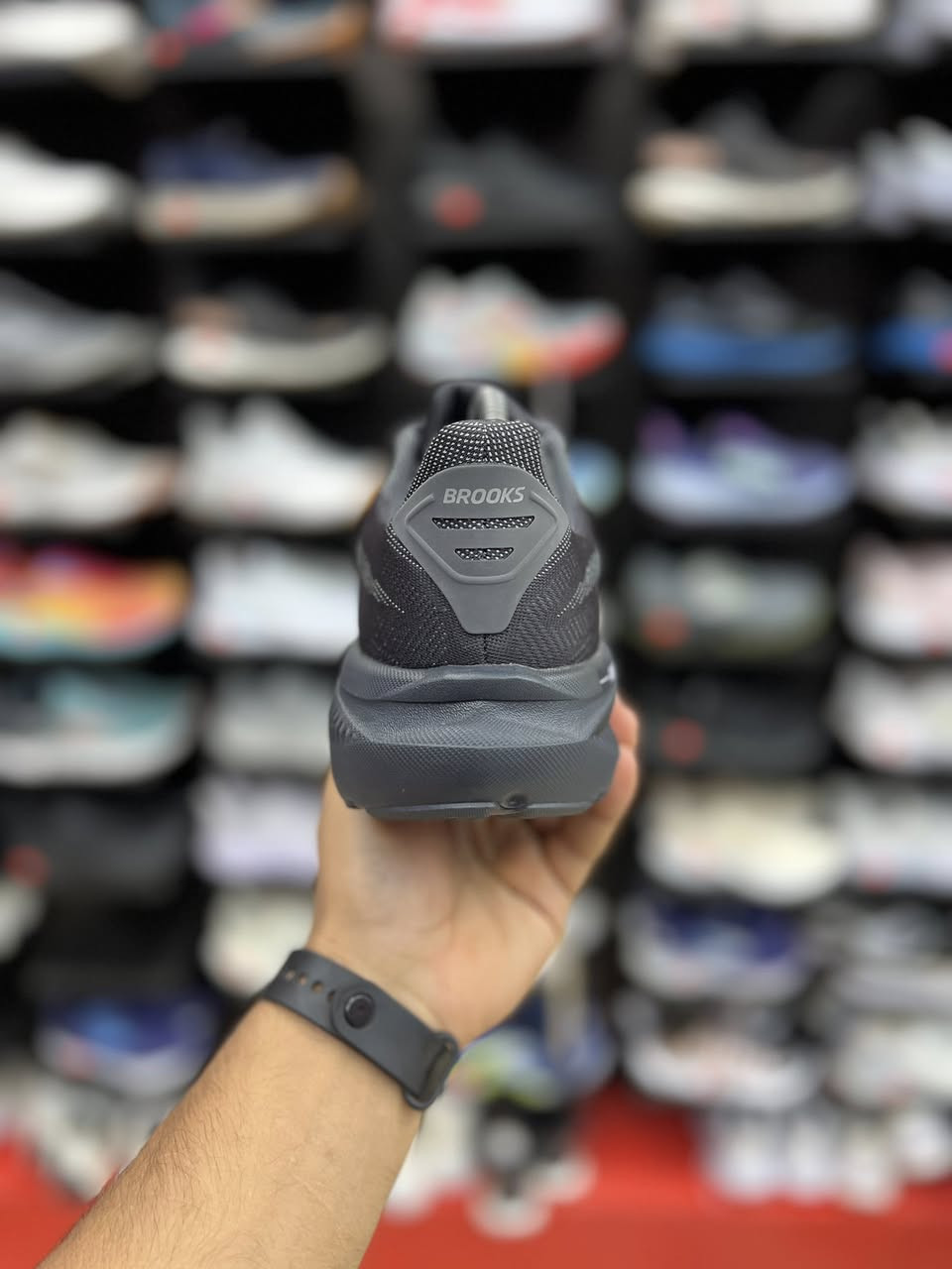 Brooks Ghost 17

نظام تبطين متطور: يحتوي على حشوة DNA LOFT v3 المعززة بالنيتروجين لتوفير نعومة فائقة وخفة في الوزن.
تصميم مريح: تم زيادة سماكة النعل بمقدار 3 ملم في مقدمة القدم و1 ملم في الكعب لامتصاص الصدمات بشكل أفضل مقارنة بالإصدارات السابقة.
تهوية ممتازة: الجزء العلوي مصنوع من الشبك الهوائي المزدوج (Air Mesh) الذي يمنح القدمين الدعم والتهوية اللازمة أثناء الحركة

قياس 42 القدم 27
السعر 95 الف

العنوآن نجف ملحق الروان
*********** واتساب
