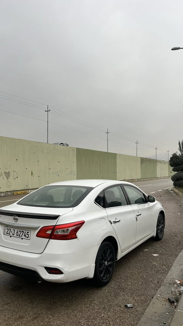 تەنها چاملغی لای سەیاقی بۆیاخە ئەویش لایخۆمان وای لێ هاتووە و پێش و پشتی کەپسە  و سەریارەکە نمونەیە لە جوانی
٩٦ هەزار کیلۆمەتر رۆشتووە
گێر و مەکینەی بەشەرت و توند و تۆڵی بەشەرت
***********
شوێن: قەڵادزێ
