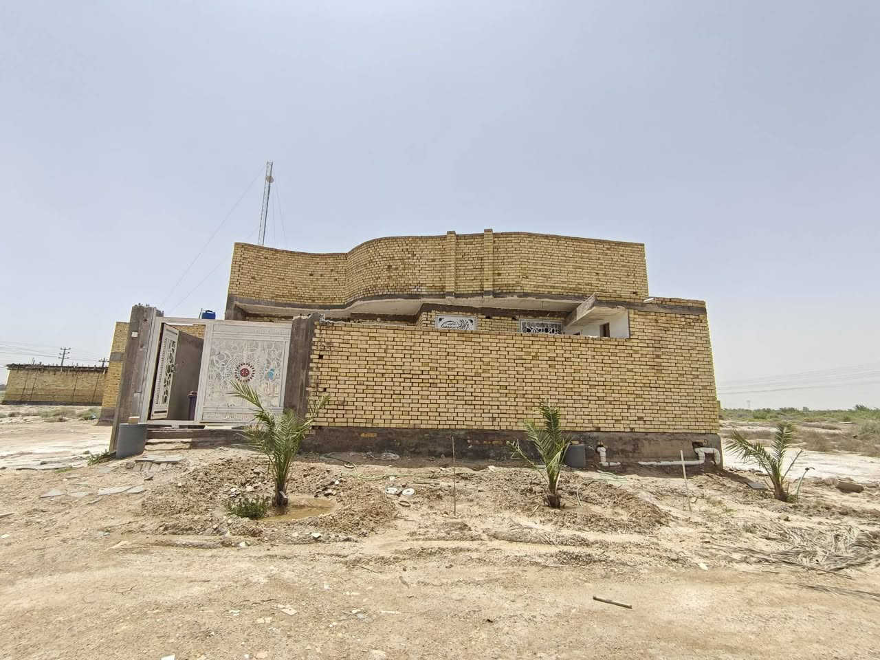 للبيع بيت مساحه250متر بين الشقق والطاقه حي العدل مكون من غرفتين وصاله 2و حمامات داخليه و خارجيه واستقبال وبيتونه  للاستفسار تصال على الرقم التالي ***********
