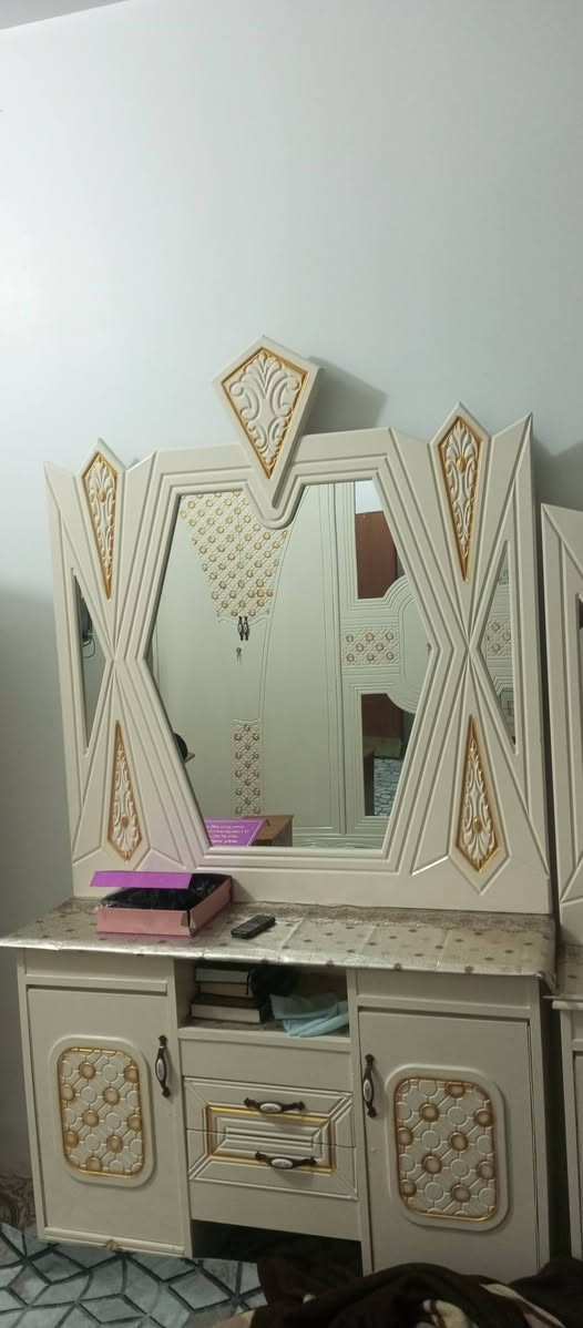 غرفه عراقيه صارلي 4 اشهر من اخذته بعدهي جديدة سعره 850 وبيه مجال /***********
