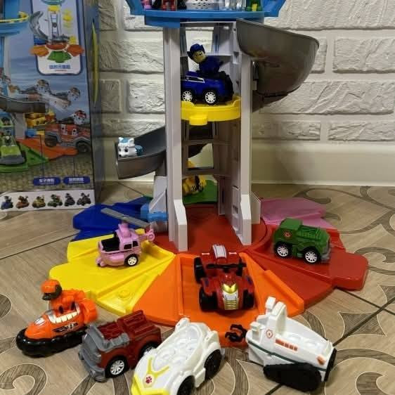 لعبة برج المراقبة
يبلغ طول هذا البرج أكثر من قدمين ونصف، وهو الحجم المثالي لخيال الطفل. دع أفكار طفلك الصغير تنطلق بينما يعيد إنشاء مشاهده المفضلة من باو باترول.
يأتي برج المراقبة ماي سايز من باو باترول مع أضواء تفاعلية وأصوات أصلية. استمع إلى العبارة المميزة لكل شخصية بضغطة زر.
يمكن لطفلك مراقبة مواطني ادفنتشر باي بعناية باستخدام المنظار الدوار الموجود في الجزء العلوي من البرج.
باو باترول برج المراقبة ماي سايز مناسب للأعمار من 3 سنوات فما فوق.. يلزم تجميع البالغين.


**إذا كنت صاحب هذا الإعلان وتريد حذفه لأي سبب، رجاءا أرسل رسالة إلى الدعم الفني**